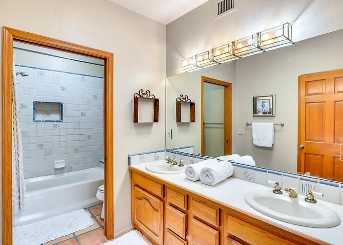 Beautiful Oasis W/ Pool, Views & Privacy!