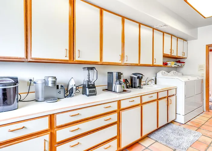Beautiful Oasis W/ Pool, Views & Privacy!