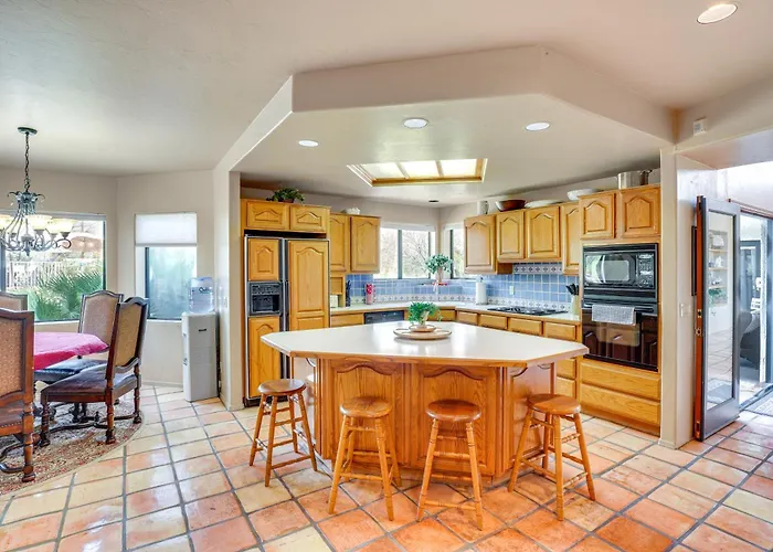 Beautiful Oasis W/ Pool, Views & Privacy!
